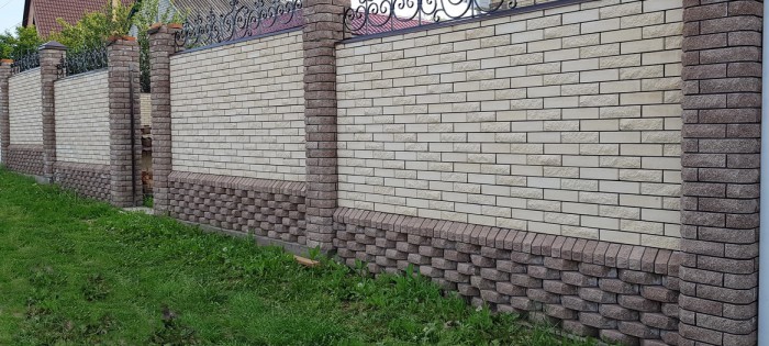 Забор из профлиста на ленточном фундаменте с кирпичными столбами в Санкт-Петербурге - Заборкин